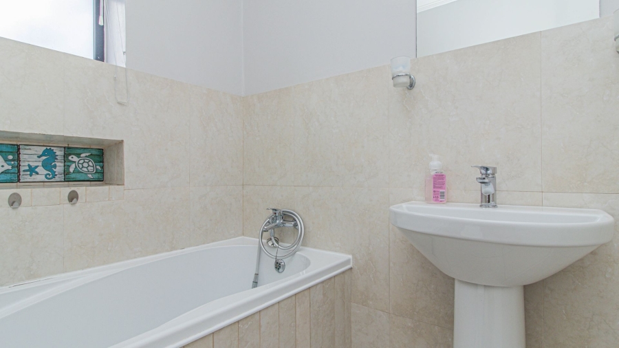 4 Bedroom Property for Sale in Perlemoenbaai Western Cape